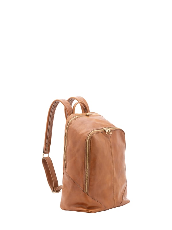 Mochila unisex. El cierre es con cremallera. Los bolsillos internos son uno abierto. Los bolsillos externos son uno frontal con cremallera. La bandolera es ajustable en piel. El mango es de piel. Hay un compartimento interno. El material exterior es 100% Piel Auténtica. Internamente está forrado en algodón. Medidas: 30x46x17 cm. Hecho en Italia