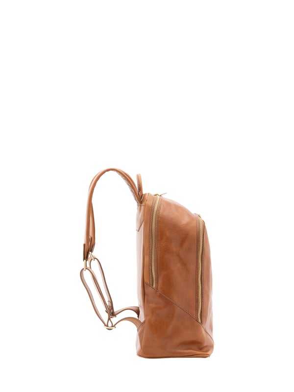 Mochila unisex. El cierre es con cremallera. Los bolsillos internos son uno abierto. Los bolsillos externos son uno frontal con cremallera. La bandolera es ajustable en piel. El mango es de piel. Hay un compartimento interno. El material exterior es 100% Piel Auténtica. Internamente está forrado en algodón. Medidas: 30x46x17 cm. Hecho en Italia