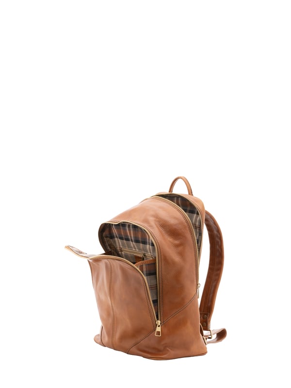 Mochila unisex. El cierre es con cremallera. Los bolsillos internos son uno abierto. Los bolsillos externos son uno frontal con cremallera. La bandolera es ajustable en piel. El mango es de piel. Hay un compartimento interno. El material exterior es 100% Piel Auténtica. Internamente está forrado en algodón. Medidas: 30x46x17 cm. Hecho en Italia