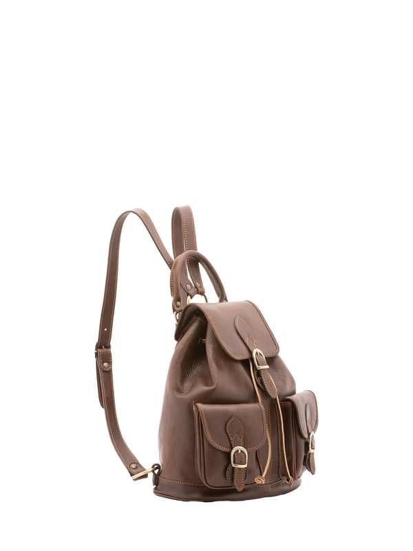 Alessia Firenze Rucksack Unisex Unisex-Rucksack mit Magnetknopf und Kordelzugverschluss. eine mit Reißverschluss-Innentaschen. zwei vordere Außentaschen mit Schnalle. verstellbarer Schultergurt aus Leder. im Ledergriff. ein Innenfach. Außenmaterial. Innenfutter aus echtem Leder. Maße: 31x35x13 cm. Hergestellt in Italien