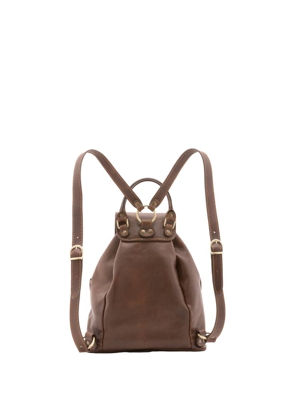 Alessia Firenze Rucksack Unisex Unisex-Rucksack mit Magnetknopf und Kordelzugverschluss. eine mit Reißverschluss-Innentaschen. zwei vordere Außentaschen mit Schnalle. verstellbarer Schultergurt aus Leder. im Ledergriff. ein Innenfach. Außenmaterial. Innenfutter aus echtem Leder. Maße: 31x35x13 cm. Hergestellt in Italien
