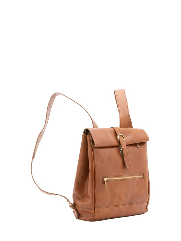 Mochila unisex. El cierre es rápido. Los bolsillos internos son uno con cremallera. Los bolsillos externos son uno delantero con cremallera, uno trasero con botón magnético y otro trasero con cremallera. La bandolera es ajustable en piel. Falta el mango. Hay un compartimento interno. El material exterior es 100% Piel Auténtica. Internamente está forrado en algodón. Medidas: 32x33x11 cm. Hecho en Italia