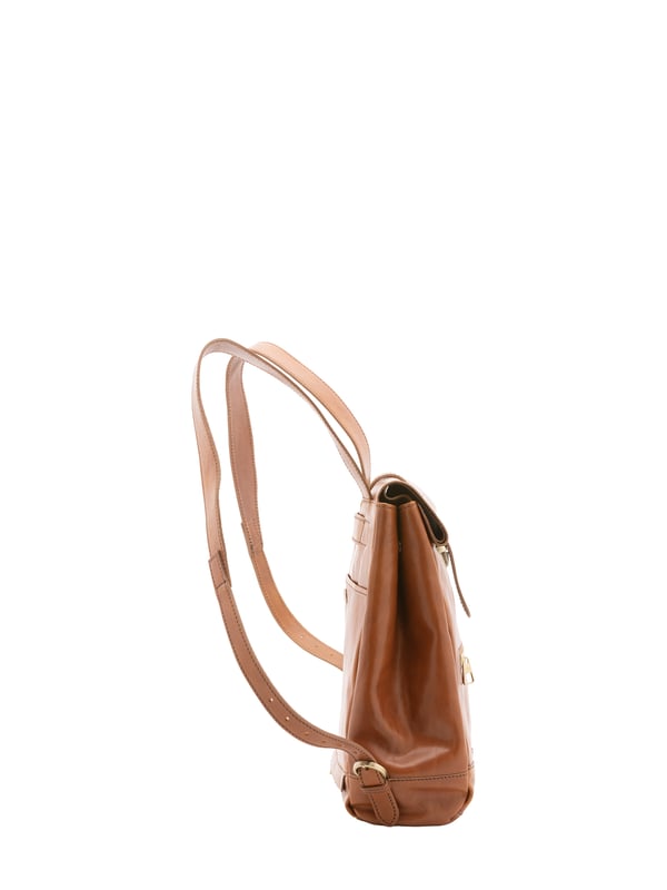 Mochila unisex. El cierre es rápido. Los bolsillos internos son uno con cremallera. Los bolsillos externos son uno delantero con cremallera, uno trasero con botón magnético y otro trasero con cremallera. La bandolera es ajustable en piel. Falta el mango. Hay un compartimento interno. El material exterior es 100% Piel Auténtica. Internamente está forrado en algodón. Medidas: 32x33x11 cm. Hecho en Italia