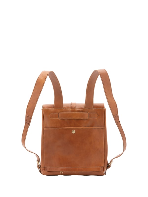 Mochila unisex. El cierre es rápido. Los bolsillos internos son uno con cremallera. Los bolsillos externos son uno delantero con cremallera, uno trasero con botón magnético y otro trasero con cremallera. La bandolera es ajustable en piel. Falta el mango. Hay un compartimento interno. El material exterior es 100% Piel Auténtica. Internamente está forrado en algodón. Medidas: 32x33x11 cm. Hecho en Italia