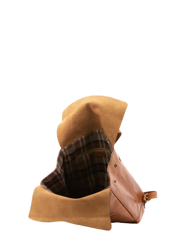 Mochila unisex. El cierre es rápido. Los bolsillos internos son uno con cremallera. Los bolsillos externos son uno delantero con cremallera, uno trasero con botón magnético y otro trasero con cremallera. La bandolera es ajustable en piel. Falta el mango. Hay un compartimento interno. El material exterior es 100% Piel Auténtica. Internamente está forrado en algodón. Medidas: 32x33x11 cm. Hecho en Italia