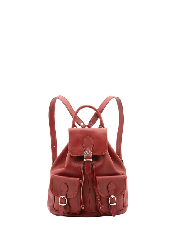 Mochila unisex. El cierre es con botón magnético y cordón. Los bolsillos internos son uno con cremallera. Los bolsillos exteriores son dos frontales con hebilla. La bandolera es ajustable en piel. El mango es de piel. Hay un compartimento interno. El material exterior es 100% Piel Auténtica. Internamente está forrado en piel auténtica. Medidas: 31x35x13 cm. Hecho en Italia