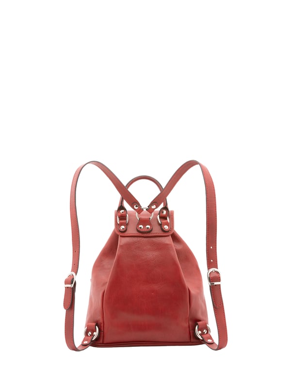 Mochila unisex. El cierre es con botón magnético y cordón. Los bolsillos internos son uno con cremallera. Los bolsillos exteriores son dos frontales con hebilla. La bandolera es ajustable en piel. El mango es de piel. Hay un compartimento interno. El material exterior es 100% Piel Auténtica. Internamente está forrado en piel auténtica. Medidas: 31x35x13 cm. Hecho en Italia