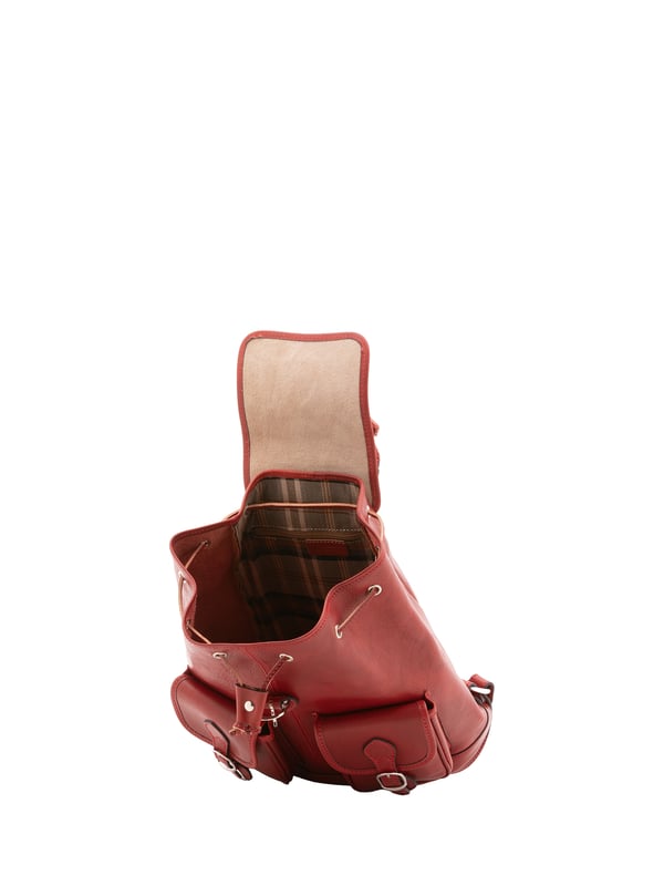 Mochila unisex. El cierre es con botón magnético y cordón. Los bolsillos internos son uno con cremallera. Los bolsillos exteriores son dos frontales con hebilla. La bandolera es ajustable en piel. El mango es de piel. Hay un compartimento interno. El material exterior es 100% Piel Auténtica. Internamente está forrado en piel auténtica. Medidas: 31x35x13 cm. Hecho en Italia