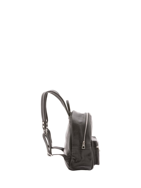 Alessia Firenze Mochila Unisexo Mochila unisex. El cierre es con cremallera. Los bolsillos internos son uno abierto. Los bolsillos externos son uno frontal con cremallera. La bandolera es ajustable en piel. El mango es de piel. Hay un compartimento interno. El material exterior es 100% Piel Auténtica. Internamente está forrado en algodón. Medidas: 23x29x13 cm. Hecho en Italia