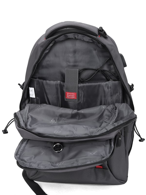 Aoking Mochila Hombres Mochila de hombre. El cierre es con cremallera. Los bolsillos internos son bolsillos multifuncionales. Los bolsillos externos son dos frontales con cremallera y dos bolsillos laterales abiertos. La bandolera es ajustable en tela. El mango es de tela. Hay dos compartimentos internos. El material exterior es 100% Poliéster. Internamente es 100% Poliéster. Medidas: 34x48x16 cm. Producto de moda