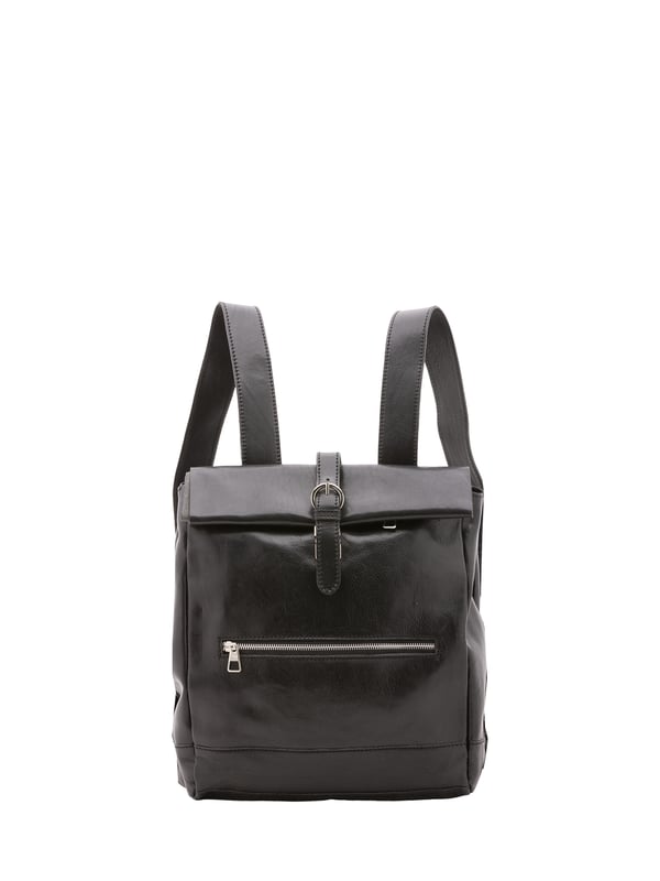 Mochila unisex. El cierre es rápido. Los bolsillos internos son uno con cremallera. Los bolsillos externos son uno delantero con cremallera, uno trasero con botón magnético y otro trasero con cremallera. La bandolera es ajustable en piel. Falta el mango. Hay un compartimento interno. El material exterior es 100% Piel Auténtica. Internamente está forrado en algodón. Medidas: 32x33x11 cm. Hecho en Italia