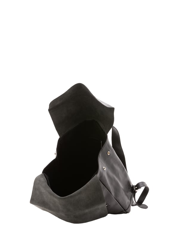 Mochila unisex. El cierre es rápido. Los bolsillos internos son uno con cremallera. Los bolsillos externos son uno delantero con cremallera, uno trasero con botón magnético y otro trasero con cremallera. La bandolera es ajustable en piel. Falta el mango. Hay un compartimento interno. El material exterior es 100% Piel Auténtica. Internamente está forrado en algodón. Medidas: 32x33x11 cm. Hecho en Italia