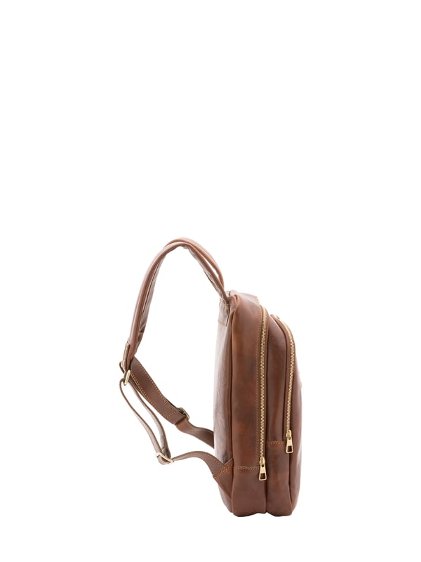 Unisex-Rucksack mit Reißverschluss. eine offene Innentasche. zwei vordere Außentaschen mit Reißverschluss. verstellbarer Schultergurt aus Leder. im Ledergriff. ein Innenfach.  Außenmaterial. Innen mit Baumwolle gefüttert. Maße: 39x29x10 cm. Hergestellt in Italien