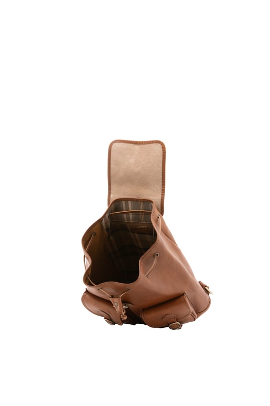 Alessia Firenze Rucksack Unisex Unisex-Rucksack mit Magnetknopf und Kordelzugverschluss. eine mit Reißverschluss-Innentaschen. zwei vordere Außentaschen mit Schnalle. verstellbarer Schultergurt aus Leder. im Ledergriff. ein Innenfach. Außenmaterial. Innenfutter aus echtem Leder. Maße: 31x35x13 cm. Hergestellt in Italien