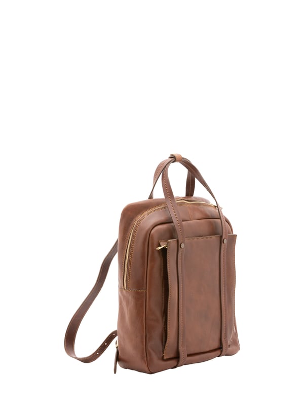Unisex-Rucksack mit Reißverschluss. Multifunktionstaschen Innentaschen. eine Vorderseite mit Außentaschen mit Reißverschluss. verstellbarer Schultergurt aus Leder. im Ledergriff. ein Innenfach.  Außenmaterial. Innen mit Baumwolle gefüttert. Maße: 43x33x11 cm. Hergestellt in Italien