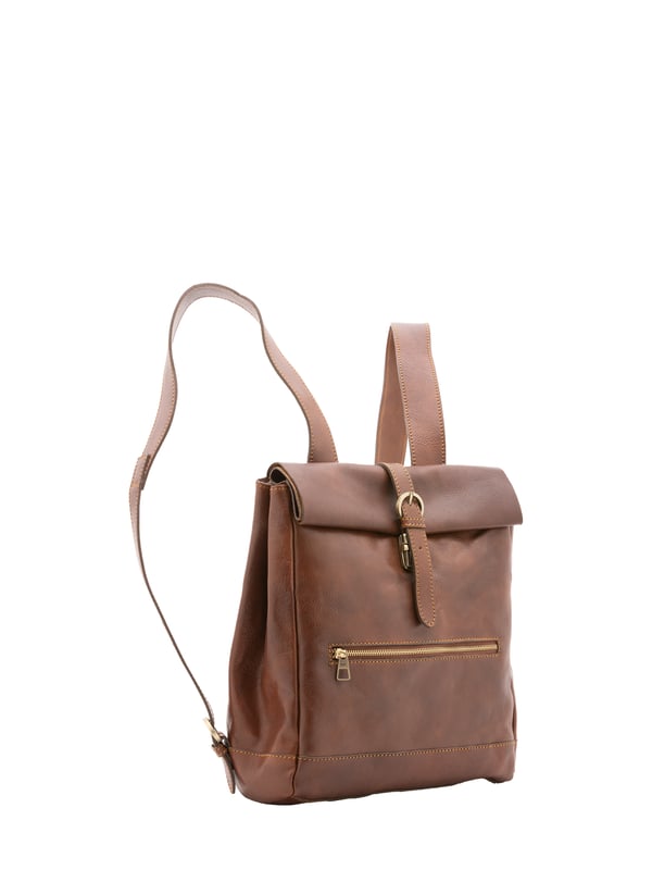 Mochila unisex. El cierre es rápido. Los bolsillos internos son uno con cremallera. Los bolsillos externos son uno delantero con cremallera, uno trasero con botón magnético y otro trasero con cremallera. La bandolera es ajustable en piel. Falta el mango. Hay un compartimento interno. El material exterior es 100% Piel Auténtica. Internamente está forrado en algodón. Medidas: 32x33x11 cm. Hecho en Italia