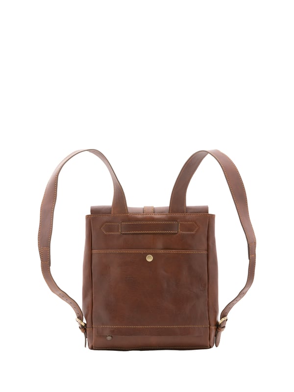 Mochila unisex. El cierre es rápido. Los bolsillos internos son uno con cremallera. Los bolsillos externos son uno delantero con cremallera, uno trasero con botón magnético y otro trasero con cremallera. La bandolera es ajustable en piel. Falta el mango. Hay un compartimento interno. El material exterior es 100% Piel Auténtica. Internamente está forrado en algodón. Medidas: 32x33x11 cm. Hecho en Italia