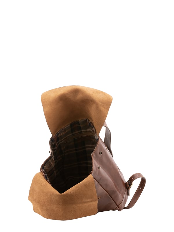 Mochila unisex. El cierre es rápido. Los bolsillos internos son uno con cremallera. Los bolsillos externos son uno delantero con cremallera, uno trasero con botón magnético y otro trasero con cremallera. La bandolera es ajustable en piel. Falta el mango. Hay un compartimento interno. El material exterior es 100% Piel Auténtica. Internamente está forrado en algodón. Medidas: 32x33x11 cm. Hecho en Italia