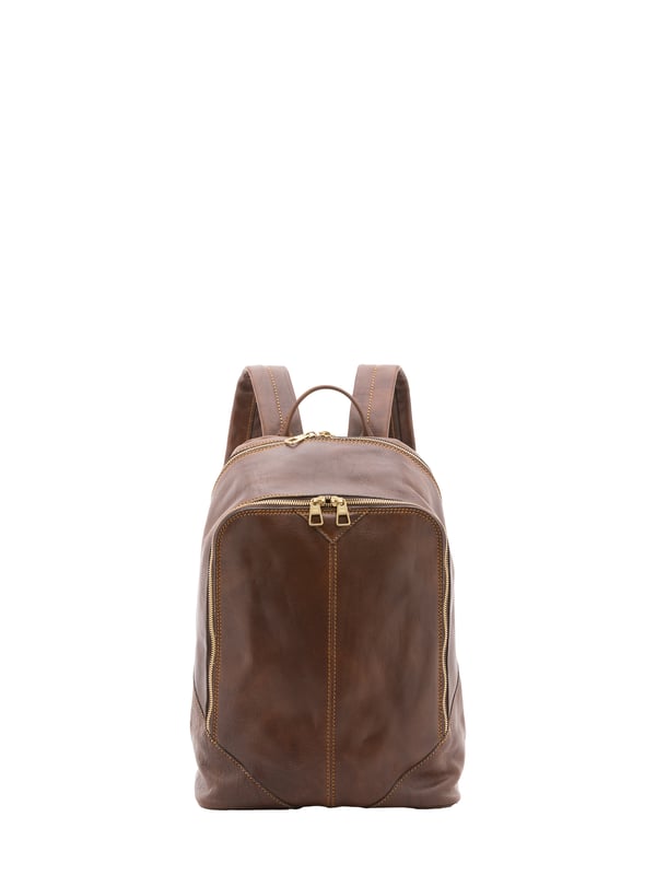 Mochila unisex. El cierre es con cremallera. Los bolsillos internos son uno abierto. Los bolsillos externos son uno frontal con cremallera. La bandolera es ajustable en piel. El mango es de piel. Hay un compartimento interno. El material exterior es 100% Piel Auténtica. Internamente está forrado en algodón. Medidas: 30x46x17 cm. Hecho en Italia