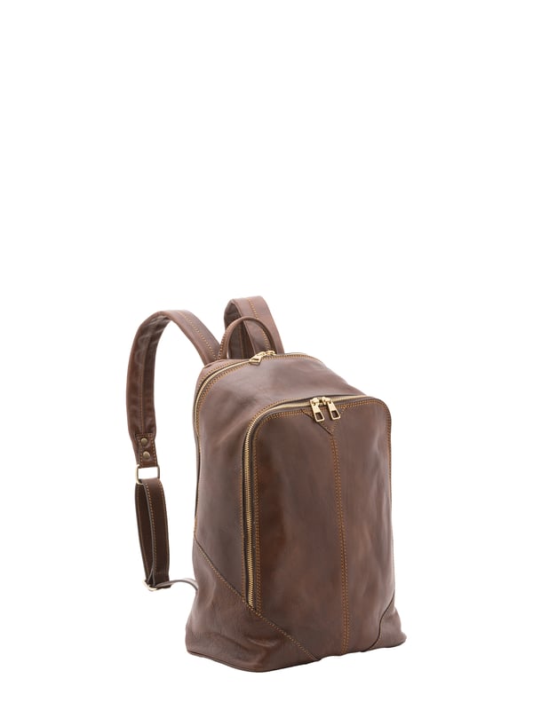 Mochila unisex. El cierre es con cremallera. Los bolsillos internos son uno abierto. Los bolsillos externos son uno frontal con cremallera. La bandolera es ajustable en piel. El mango es de piel. Hay un compartimento interno. El material exterior es 100% Piel Auténtica. Internamente está forrado en algodón. Medidas: 30x46x17 cm. Hecho en Italia