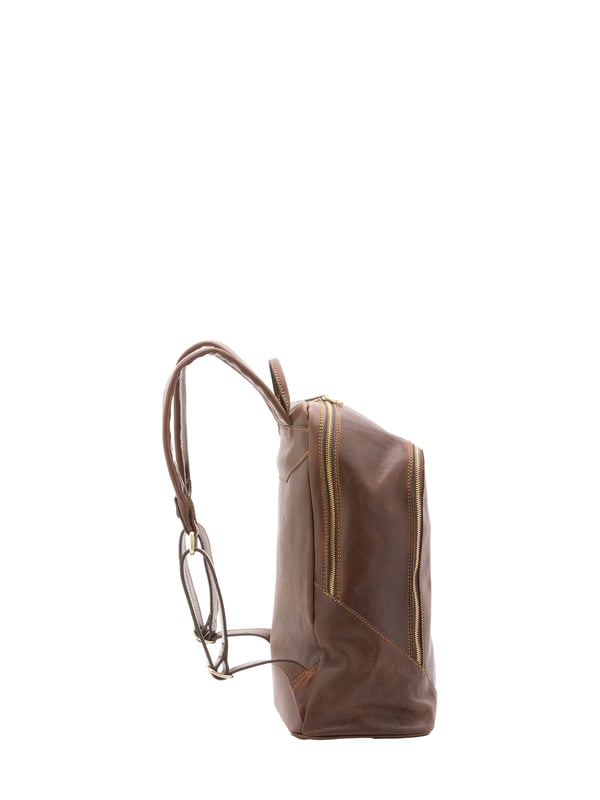 Mochila unisex. El cierre es con cremallera. Los bolsillos internos son uno abierto. Los bolsillos externos son uno frontal con cremallera. La bandolera es ajustable en piel. El mango es de piel. Hay un compartimento interno. El material exterior es 100% Piel Auténtica. Internamente está forrado en algodón. Medidas: 30x46x17 cm. Hecho en Italia