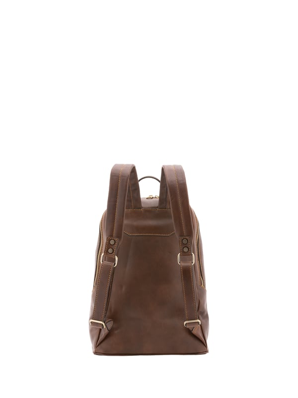 Mochila unisex. El cierre es con cremallera. Los bolsillos internos son uno abierto. Los bolsillos externos son uno frontal con cremallera. La bandolera es ajustable en piel. El mango es de piel. Hay un compartimento interno. El material exterior es 100% Piel Auténtica. Internamente está forrado en algodón. Medidas: 30x46x17 cm. Hecho en Italia