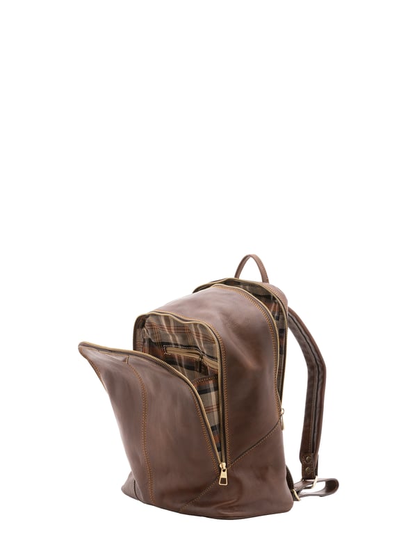 Mochila unisex. El cierre es con cremallera. Los bolsillos internos son uno abierto. Los bolsillos externos son uno frontal con cremallera. La bandolera es ajustable en piel. El mango es de piel. Hay un compartimento interno. El material exterior es 100% Piel Auténtica. Internamente está forrado en algodón. Medidas: 30x46x17 cm. Hecho en Italia