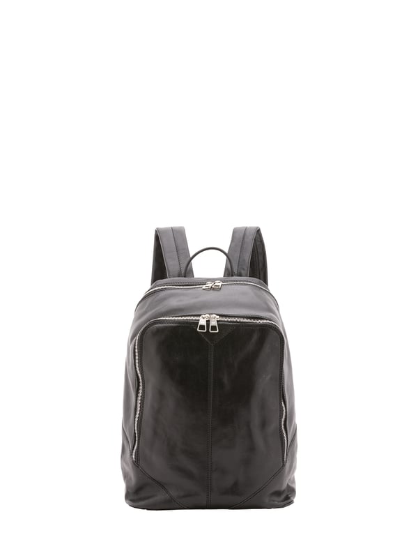 Mochila unisex. El cierre es con cremallera. Los bolsillos internos son uno abierto. Los bolsillos externos son uno frontal con cremallera. La bandolera es ajustable en piel. El mango es de piel. Hay un compartimento interno. El material exterior es 100% Piel Auténtica. Internamente está forrado en algodón. Medidas: 30x46x17 cm. Hecho en Italia