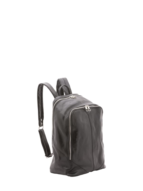 Mochila unisex. El cierre es con cremallera. Los bolsillos internos son uno abierto. Los bolsillos externos son uno frontal con cremallera. La bandolera es ajustable en piel. El mango es de piel. Hay un compartimento interno. El material exterior es 100% Piel Auténtica. Internamente está forrado en algodón. Medidas: 30x46x17 cm. Hecho en Italia