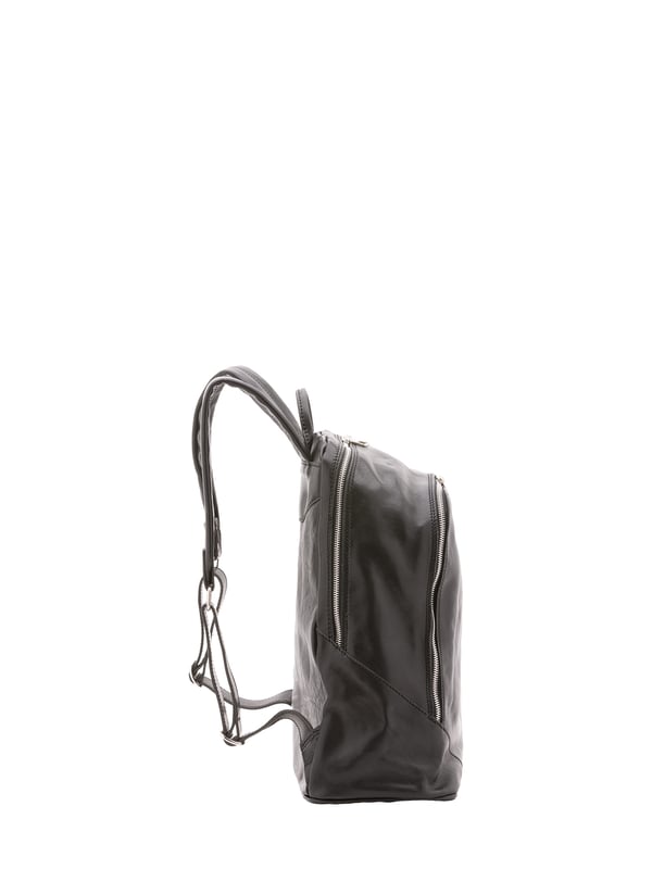 Mochila unisex. El cierre es con cremallera. Los bolsillos internos son uno abierto. Los bolsillos externos son uno frontal con cremallera. La bandolera es ajustable en piel. El mango es de piel. Hay un compartimento interno. El material exterior es 100% Piel Auténtica. Internamente está forrado en algodón. Medidas: 30x46x17 cm. Hecho en Italia