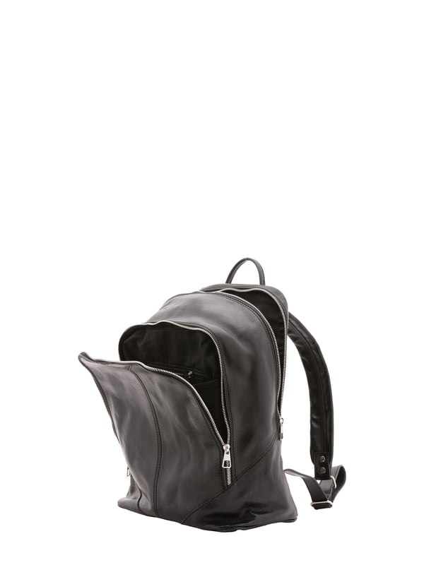 Mochila unisex. El cierre es con cremallera. Los bolsillos internos son uno abierto. Los bolsillos externos son uno frontal con cremallera. La bandolera es ajustable en piel. El mango es de piel. Hay un compartimento interno. El material exterior es 100% Piel Auténtica. Internamente está forrado en algodón. Medidas: 30x46x17 cm. Hecho en Italia