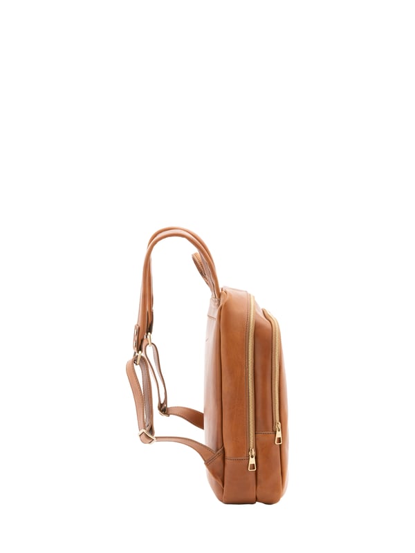Alessia Firenze Rucksack Unisex Unisex-Rucksack mit Reißverschluss. eine offene Innentasche. zwei vordere Außentaschen mit Reißverschluss. verstellbarer Schultergurt aus Leder. im Ledergriff. ein Innenfach. Außenmaterial. Innen mit Baumwolle gefüttert. Maße: 39x29x10 cm. Hergestellt in Italien