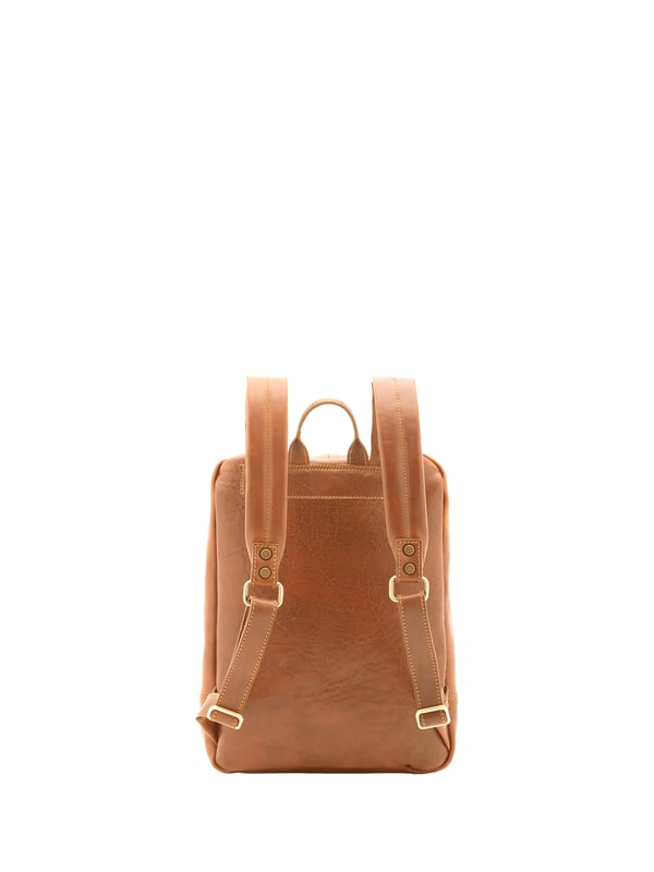 Alessia Firenze Rucksack Unisex Unisex-Rucksack mit Reißverschluss. eine offene Innentasche. zwei vordere Außentaschen mit Reißverschluss. verstellbarer Schultergurt aus Leder. im Ledergriff. ein Innenfach. Außenmaterial. Innen mit Baumwolle gefüttert. Maße: 39x29x10 cm. Hergestellt in Italien