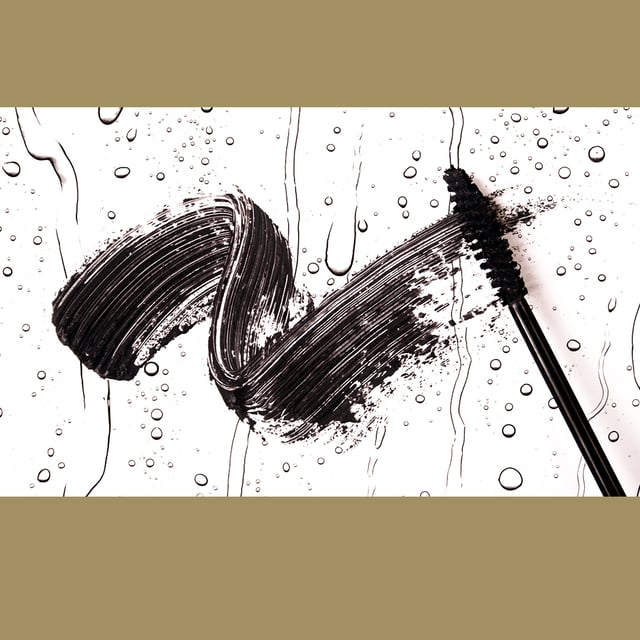 Onze Waterproof Lash Lift Mascara is gemaakt om langdurige, volumineuze wimpers te geven met een verbluffende lift. Deze innovatieve formule zorgt ervoor dat je de hele dag kunt dragen, is bestand tegen water, zweet en vocht en behoudt de krachtige impact. Het unieke borstelontwerp tilt en krult elke wimper van wortel tot punt, waardoor een dramatische, gedefinieerde look ontstaat zonder klonteren of schilferen. Verrijkt met conditionerende middelen, helpt het de wimpers te versterken en te beschermen, waardoor ze gezond en levendig blijven.