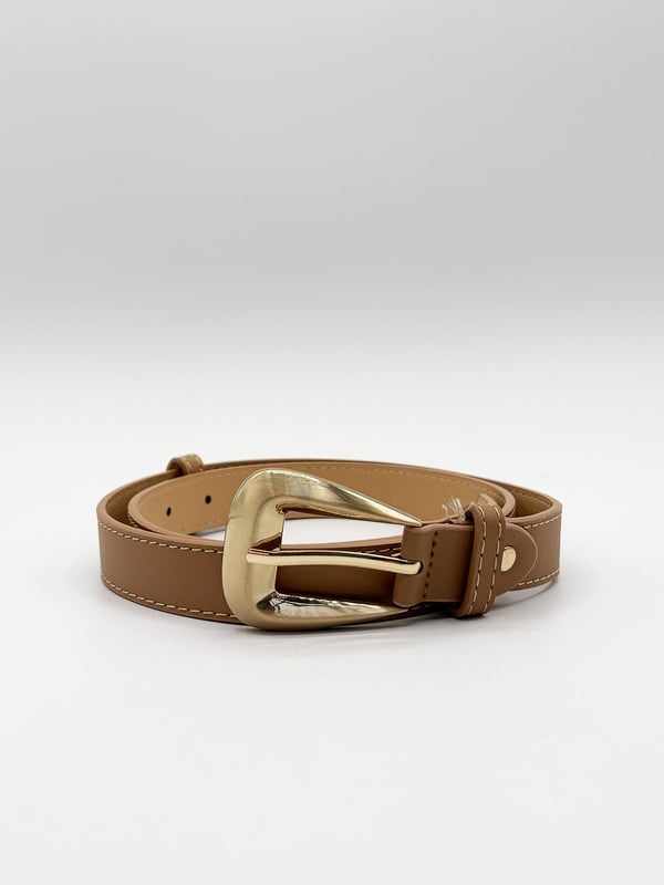 Beige Belt with Gold Metal Buckle A stylish and versatile accessory, this beige belt features a chic gold metal buckle. Perfect for adding a refined touch to any outfit, whether casual or dressy.
Buckle: Alloy
Pin Buckle
L: 104cm W: 2-4 cm
100% PU
SKU: BT400502