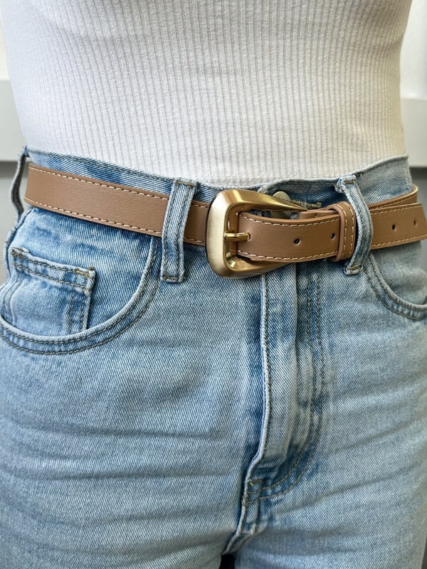 Beige Belt with Gold Metal Buckle A stylish and versatile accessory, this beige belt features a chic gold metal buckle. Perfect for adding a refined touch to any outfit, whether casual or dressy.
Buckle: Alloy
Pin Buckle
L: 104cm W: 2-4 cm
100% PU
SKU: BT400502