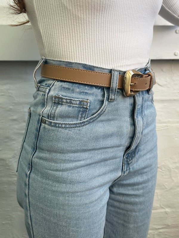 Beige Belt with Gold Metal Buckle A stylish and versatile accessory, this beige belt features a chic gold metal buckle. Perfect for adding a refined touch to any outfit, whether casual or dressy.
Buckle: Alloy
Pin Buckle
L: 104cm W: 2-4 cm
100% PU
SKU: BT400502