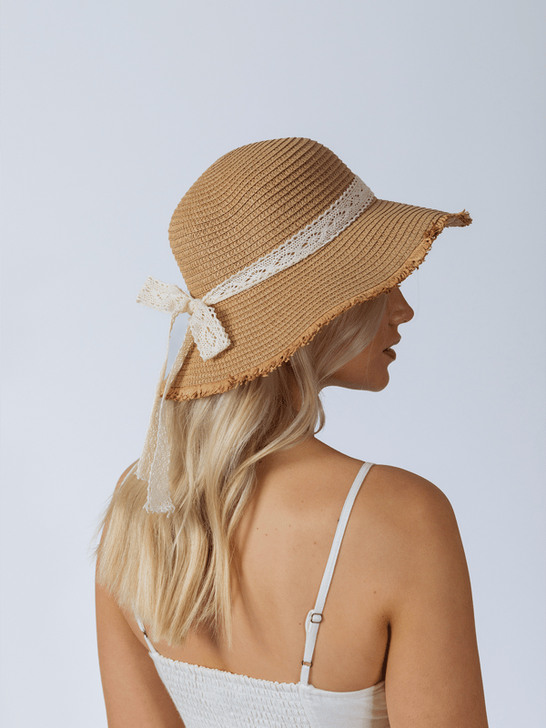 This dome-style hat features a wide, frayed brim to shield your face from UV rays, offering sun protection. The delicate lace ribbon adds a feminine touch, making it the perfect accessory to complement any holiday outfit. Crafted from breathable materials for comfort and style. SKU: HW320328