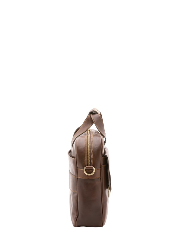 Bolso unisex. El cierre es con cremallera. Los bolsillos internos son uno con cremallera. Los bolsillos externos son dos delanteros con broches y uno trasero con cremallera. La bandolera es ajustable y extraíble en piel. El mango es de piel. Hay tres compartimentos internos. El material exterior es 100% Piel Auténtica. Internamente está forrado en algodón. Medidas: 38x36x10 cm. Hecho en Italia