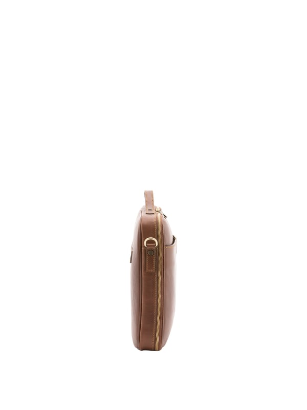 Alessia Firenze bolso de mano Unisexo Bolso unisex. El cierre es con cremallera. Los bolsillos internos son uno abierto. Los bolsillos externos son un frente abierto. La bandolera es ajustable y extraíble en piel. El mango es de piel. Hay un compartimento interno. El material exterior es 100% Piel Auténtica. Internamente está forrado en algodón. Medidas: 38x32x6 cm. Hecho en Italia