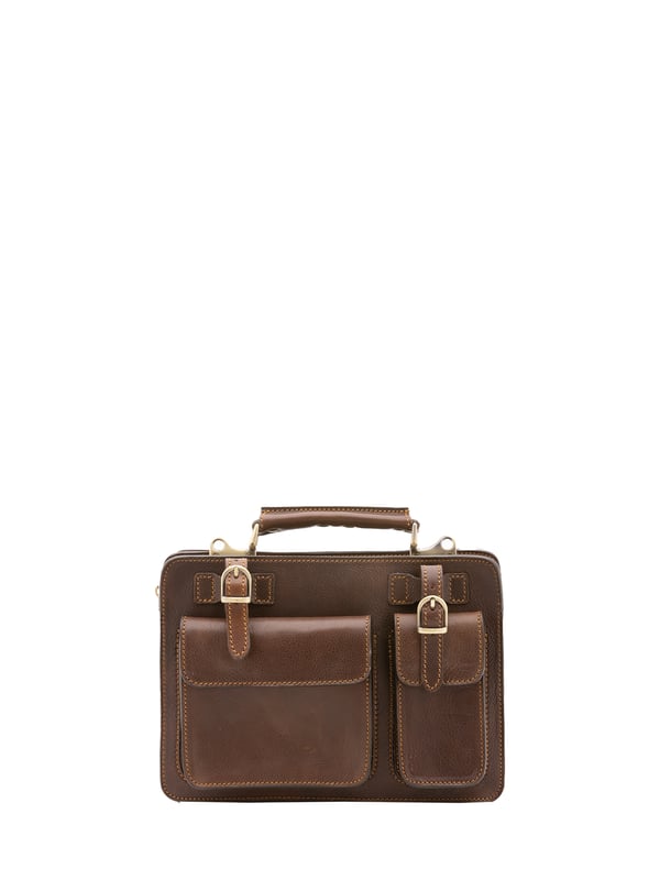 Bolso unisex. El cierre es con cremallera. Faltan bolsillos internos. Los bolsillos externos son dos abiertos en la parte delantera y uno en la parte trasera con cremallera. La bandolera es ajustable y extraíble en piel. El mango es de piel. Hay dos compartimentos internos. El material exterior es 100% Piel Auténtica. Internamente está forrado en piel auténtica. Medidas: 32x23x10 cm. Hecho en Italia