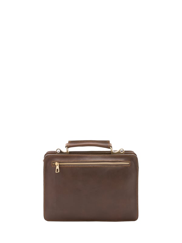 Bolso unisex. El cierre es con cremallera. Faltan bolsillos internos. Los bolsillos externos son dos abiertos en la parte delantera y uno en la parte trasera con cremallera. La bandolera es ajustable y extraíble en piel. El mango es de piel. Hay dos compartimentos internos. El material exterior es 100% Piel Auténtica. Internamente está forrado en piel auténtica. Medidas: 32x23x10 cm. Hecho en Italia
