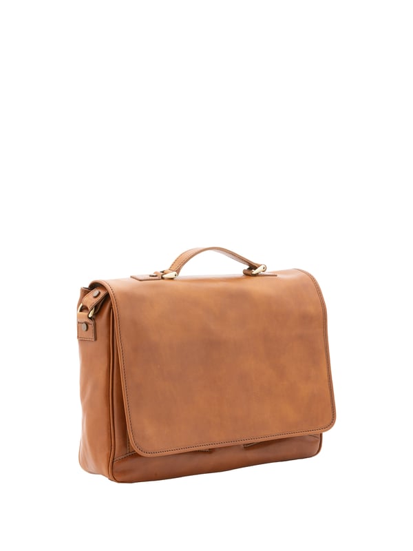 Unisex-Handtasche mit Volantverschluss aus Leder. eine mit Reißverschluss-Innentaschen. Zwei offene Vorderseiten, eine Vorderseite mit Reißverschlüssen und eine Rückseite mit Reißverschluss-Außentaschen. im Schultergurt aus Leder. im Ledergriff. ein Innenfach.  Außenmaterial. Innen mit Baumwolle gefüttert. Maße: 40x30x9 cm. Hergestellt in Italien