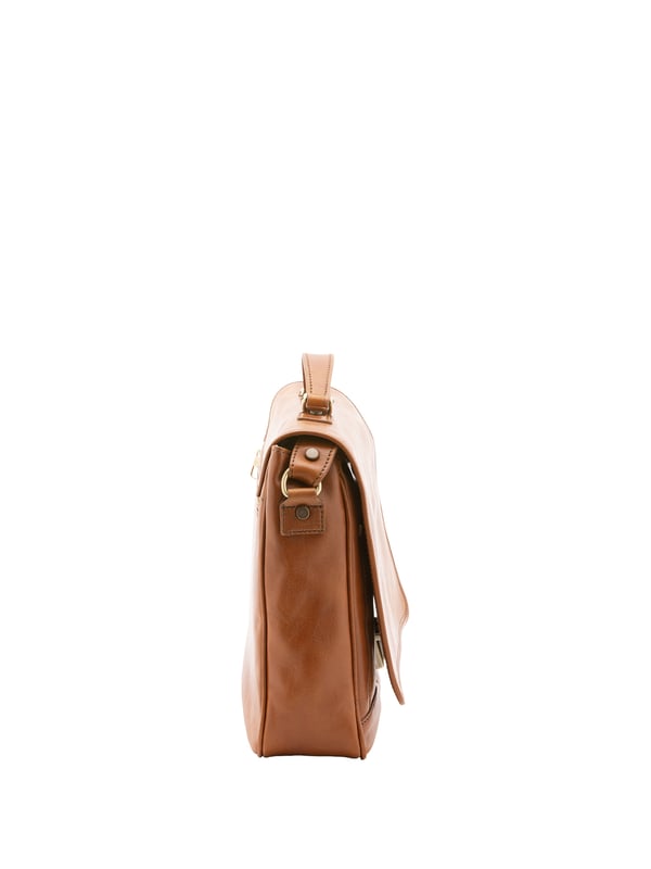 Unisex-Handtasche mit Volantverschluss aus Leder. eine mit Reißverschluss-Innentaschen. Zwei offene Vorderseiten, eine Vorderseite mit Reißverschlüssen und eine Rückseite mit Reißverschluss-Außentaschen. im Schultergurt aus Leder. im Ledergriff. ein Innenfach.  Außenmaterial. Innen mit Baumwolle gefüttert. Maße: 40x30x9 cm. Hergestellt in Italien