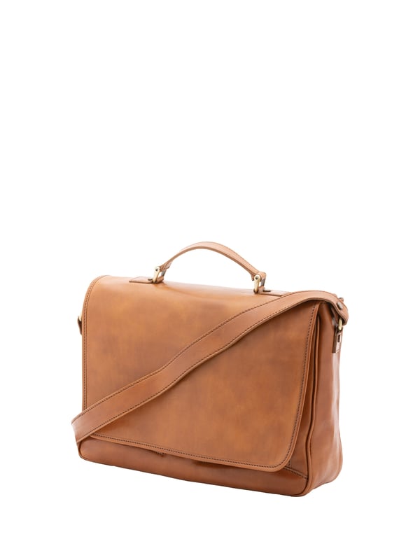 Unisex-Handtasche mit Volantverschluss aus Leder. eine mit Reißverschluss-Innentaschen. Zwei offene Vorderseiten, eine Vorderseite mit Reißverschlüssen und eine Rückseite mit Reißverschluss-Außentaschen. im Schultergurt aus Leder. im Ledergriff. ein Innenfach.  Außenmaterial. Innen mit Baumwolle gefüttert. Maße: 40x30x9 cm. Hergestellt in Italien