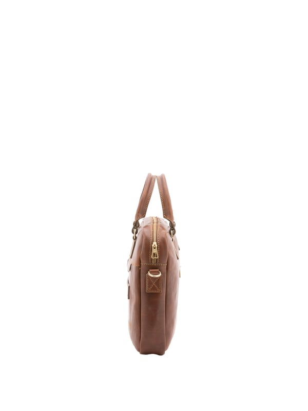 Bolso unisex. El cierre es con cremallera. Hay dos bolsillos internos abiertos. Los bolsillos externos son uno frontal con cremallera y otro trasero con cremallera. La bandolera es ajustable y extraíble en piel. El mango es de piel. Hay dos compartimentos internos. El material exterior es 100% Piel Auténtica. Internamente está forrado en algodón. Medidas: 38x28x7 cm. Hecho en Italia