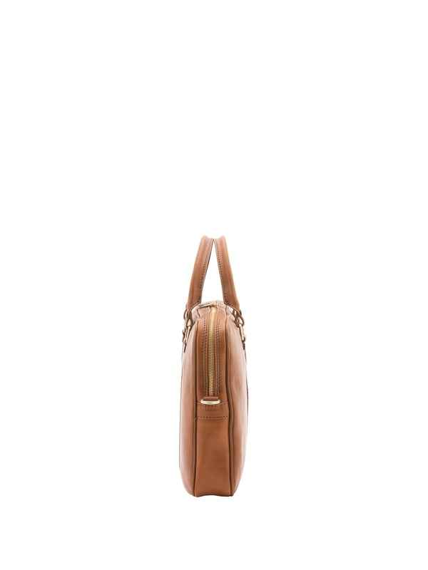 Bolso unisex. El cierre es con cremallera. Los bolsillos internos son uno con cremallera. Los bolsillos externos están ausentes. La bandolera es ajustable y extraíble en piel. El mango es de piel. Hay un compartimento interno. El material exterior es 100% Piel Auténtica. Internamente está forrado en algodón. Medidas: 37x31x6 cm. Hecho en Italia
