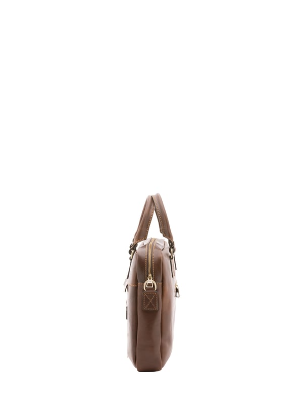 Bolso unisex. El cierre es con cremallera. Hay dos bolsillos internos abiertos. Los bolsillos externos son uno frontal con cremallera y otro trasero con cremallera. La bandolera es ajustable y extraíble en piel. El mango es de piel. Hay dos compartimentos internos. El material exterior es 100% Piel Auténtica. Internamente está forrado en algodón. Medidas: 38x28x7 cm. Hecho en Italia