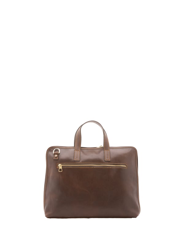 Bolso unisex. El cierre es con cremallera. Los bolsillos internos son uno con cremallera y otro abierto. Los bolsillos externos son uno en la espalda con cremallera. La bandolera es ajustable en piel. El mango es de piel. Hay dos compartimentos internos. El material exterior es 100% Piel Auténtica. Internamente está forrado en algodón. Medidas: 40x30x5 cm. Hecho en Italia