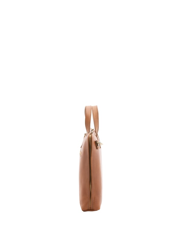 Alessia Firenze bolso de mano Unisexo Bolso unisex. El cierre es con cremallera. Los bolsillos internos son uno con cremallera y otro abierto. Los bolsillos externos son uno en la espalda con cremallera. La bandolera es ajustable en piel. El mango es de piel. Hay dos compartimentos internos. El material exterior es 100% Piel Auténtica. Internamente está forrado en algodón. Medidas: 40x30x5 cm. Hecho en Italia